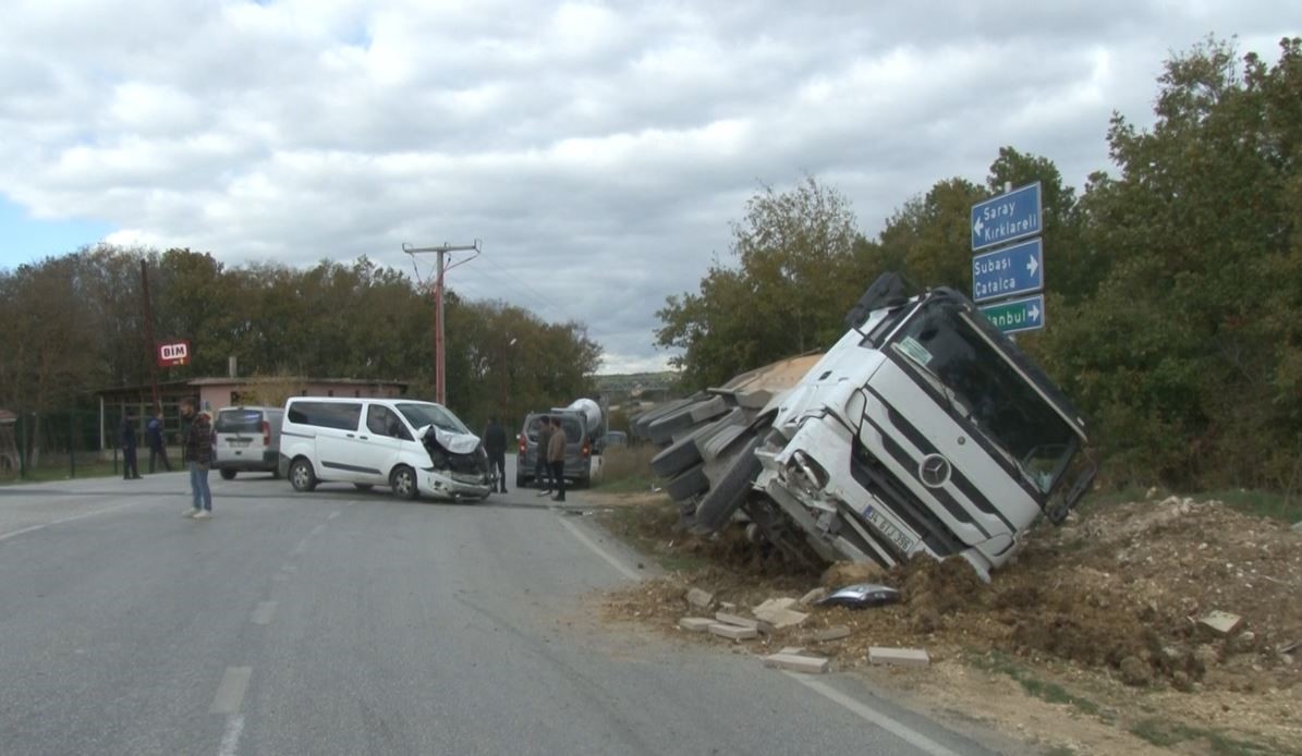 Çatalca’da minibüsle çarpışan hafriyat kamyonu devrildi: 1 yaralı
