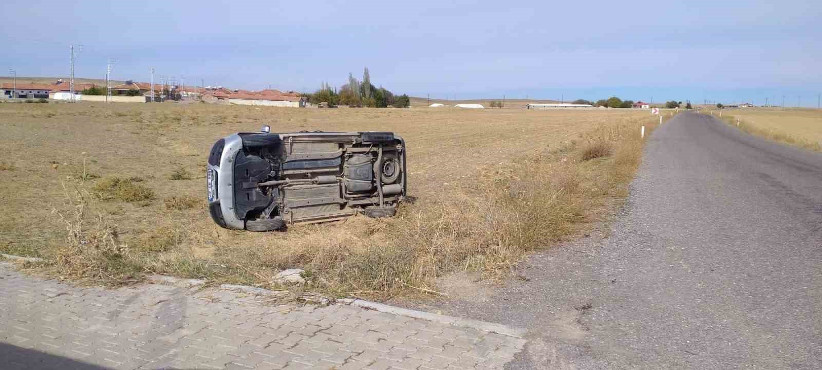 Hafif ticari araç devrildi, sürücü kazayı yara almadan atlattı