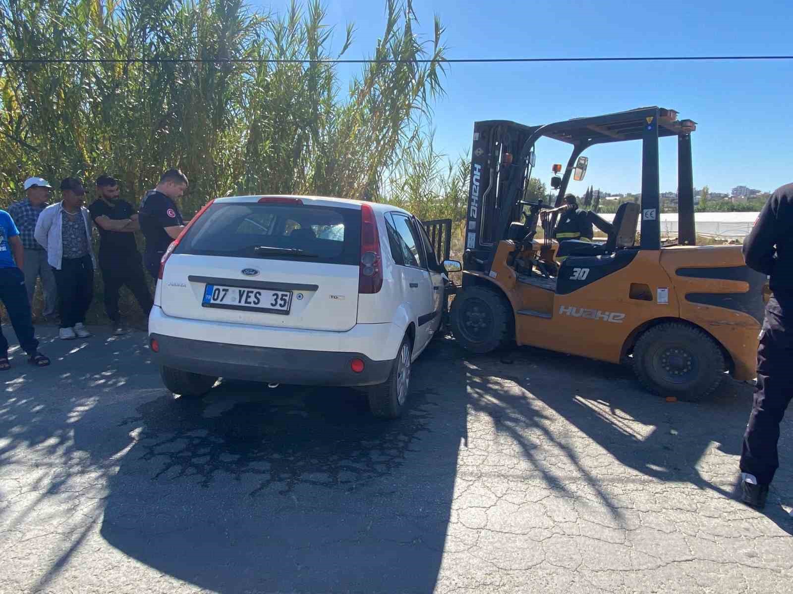 Serik’te forklift otomobilin motoruna saplandı, otomobil sürücüsü yaralandı