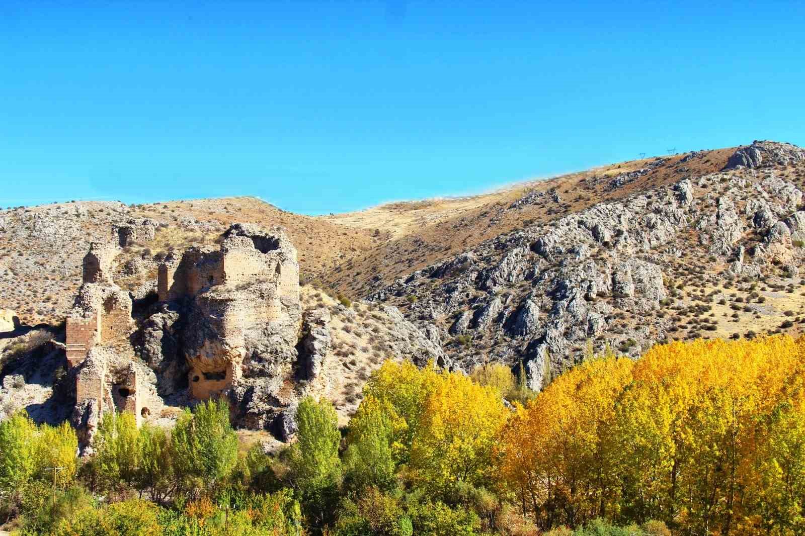 Kahramanmaraş’ta Hurman Kalesi sarıya büründü
