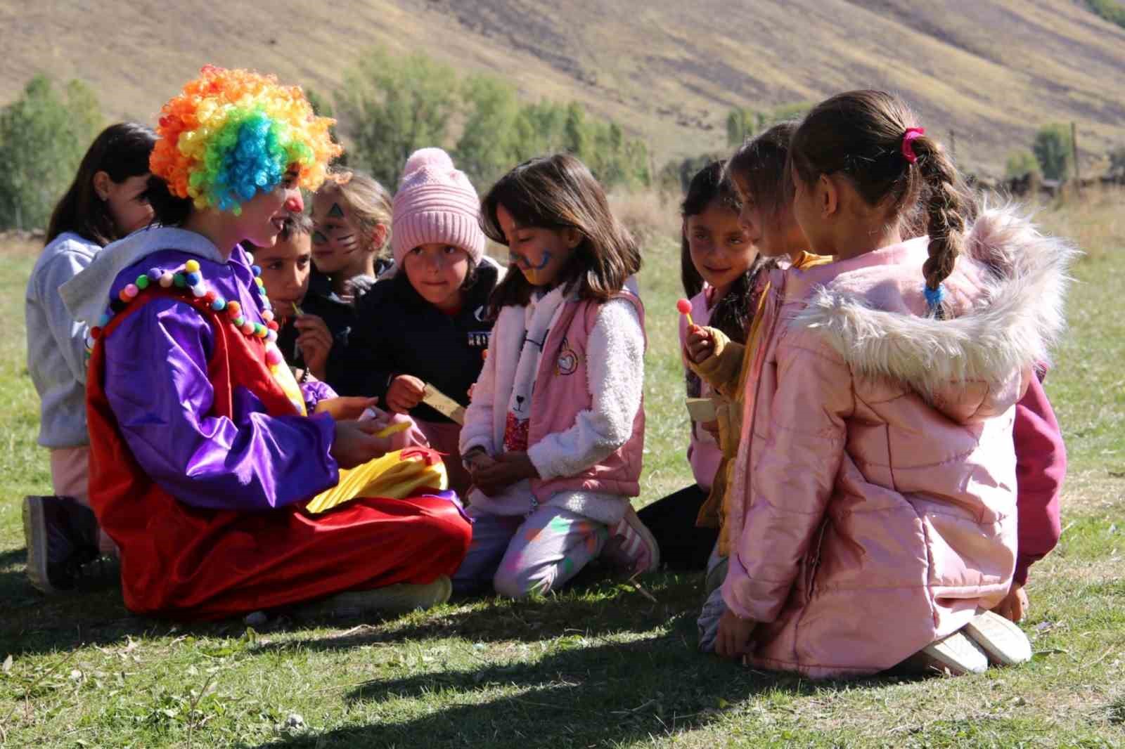 Gönüllü gençler köy köy gezerek çocukları eğlendiriyor
