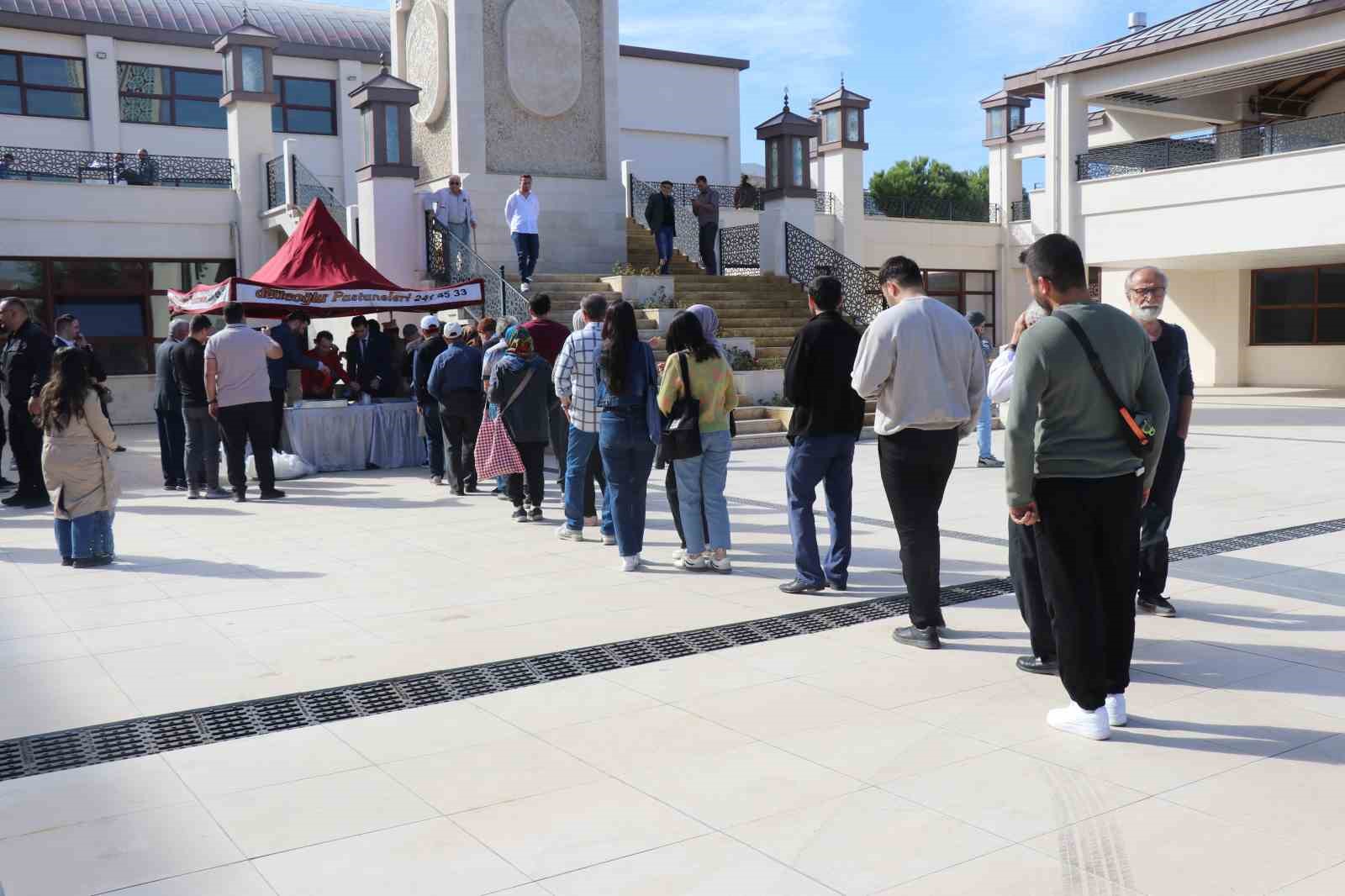 AK Parti Denizli Teşkilatı, TUSAŞ şehitleri için lokma hayrı yaptı
