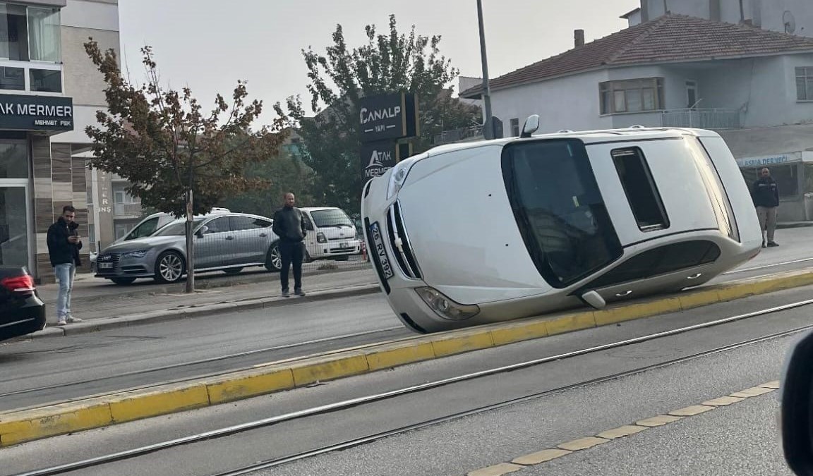 Devrilen otomobil tramvay seferlerini aksattı