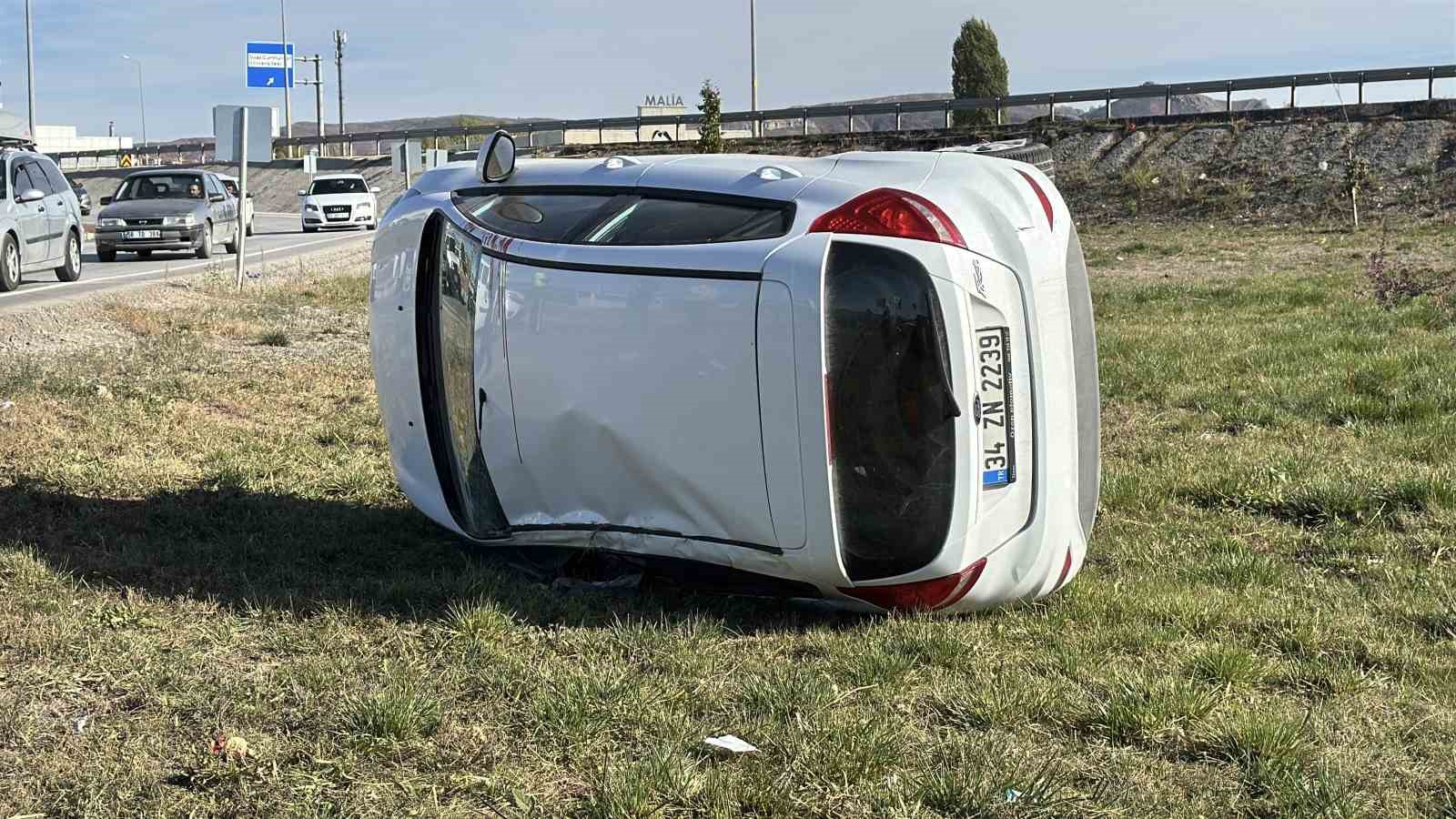 Yoldan çıkan otomobil yan yattı, sürücü yaralandı
