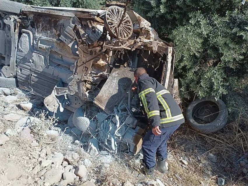 Zeytin bahçesine uçan otomobildeki 5 kişi yaralandı