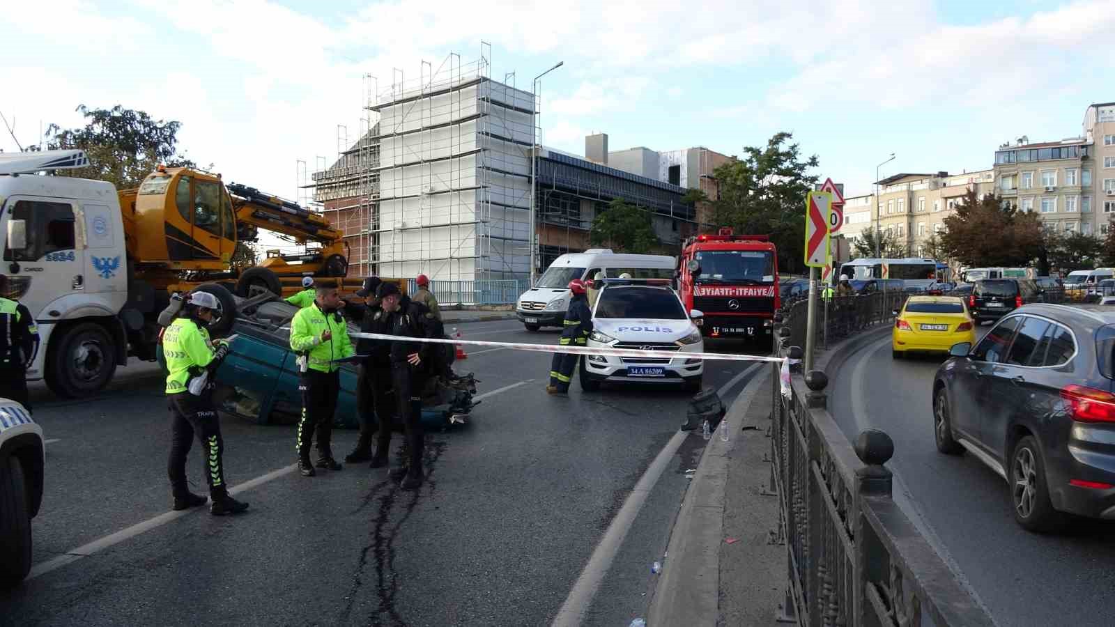 Beyoğlu’nda virajı alamayan otomobil takla attı: 1 yaralı