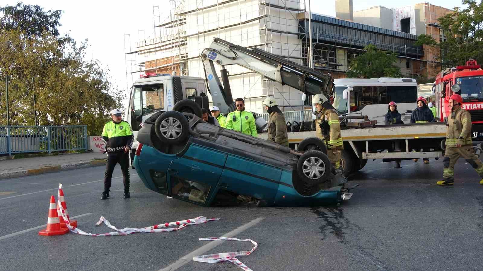 Beyoğlu’nda virajı alamayan otomobil takla attı: 1 yaralı
