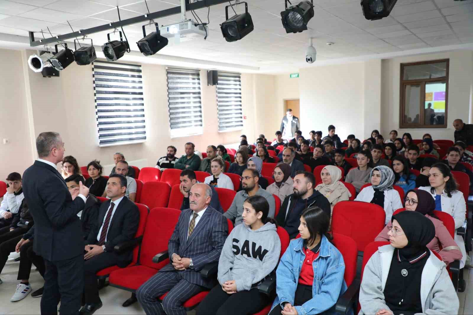 Ağrı Milli Eğitim Müdürü Kökrek, öğrencilere MEBİ’yi tanıttı