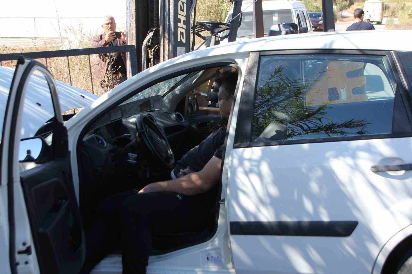 Serik&rsquo;te forklift otomobilin motoruna saplandı, otomobil s&uuml;r&uuml;c&uuml;s&uuml; yaralandı
