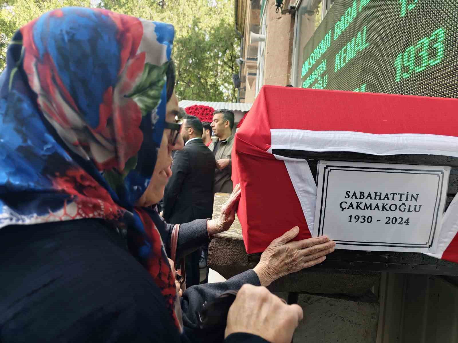 Eski Bakan Çakmakoğlu son yolculuğuna uğurlandı
