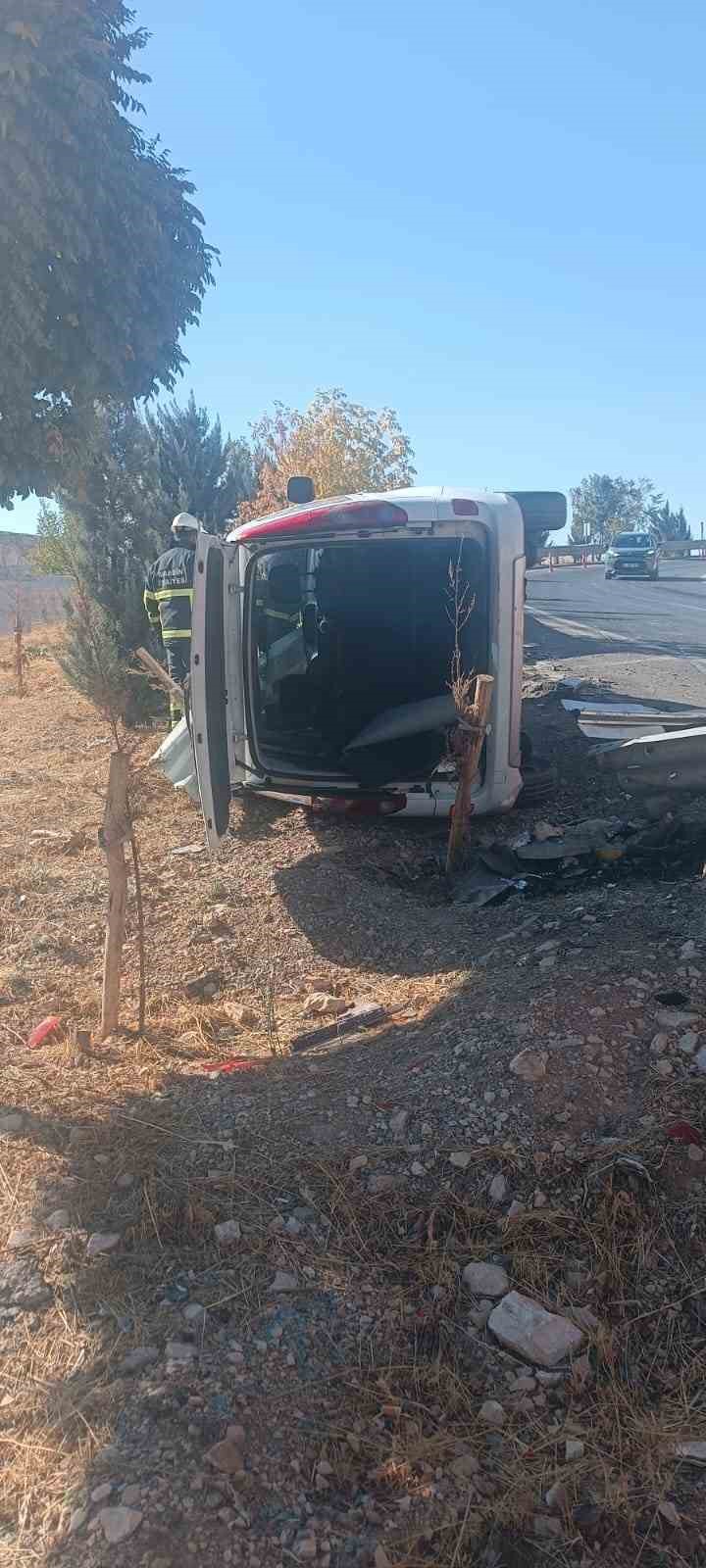 Mardin’de hafif ticari araç devrildi: 1 yaralı
