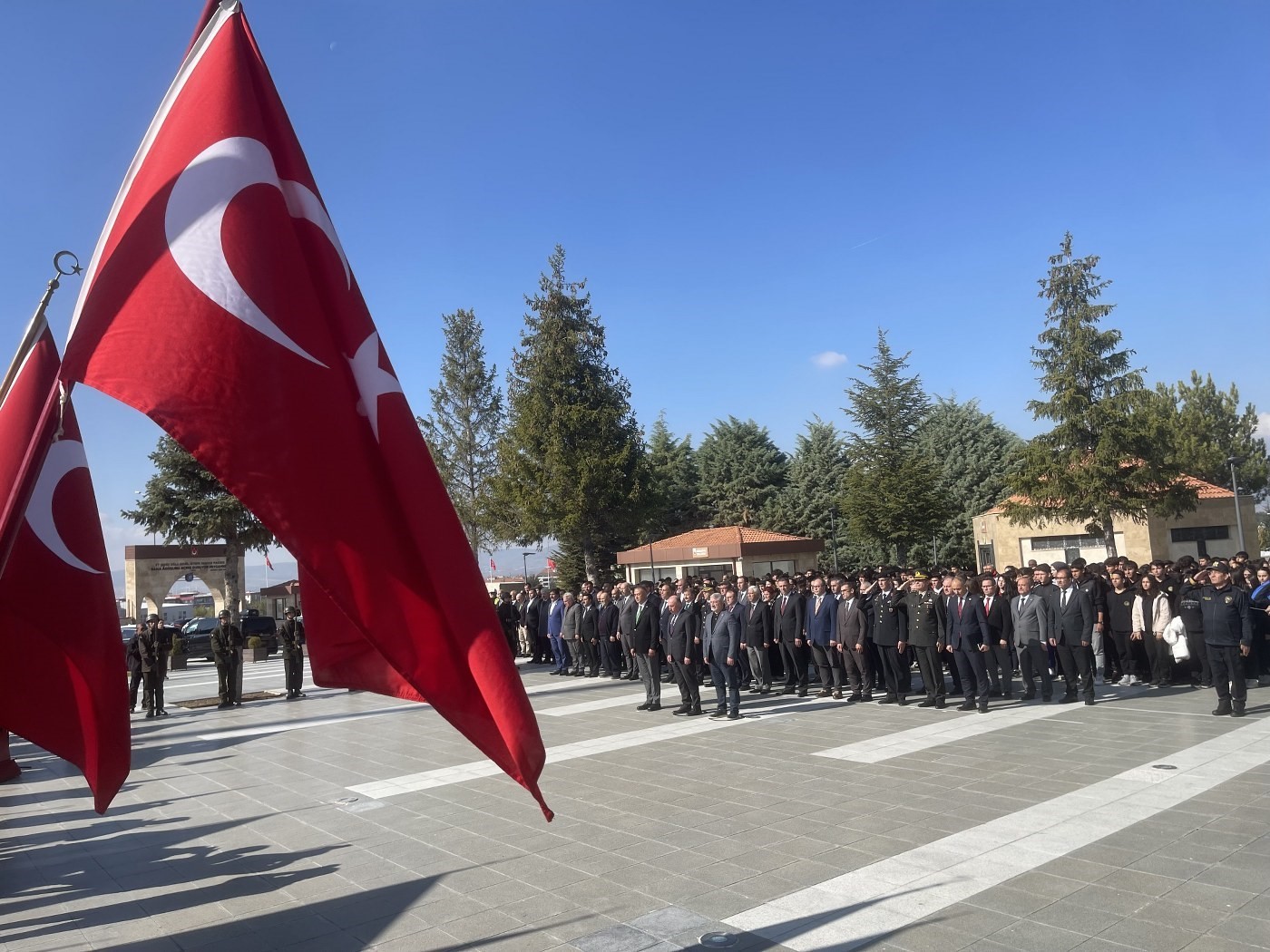 Şehitler i&ccedil;in dua edildi, karanfiller bırakıldı
