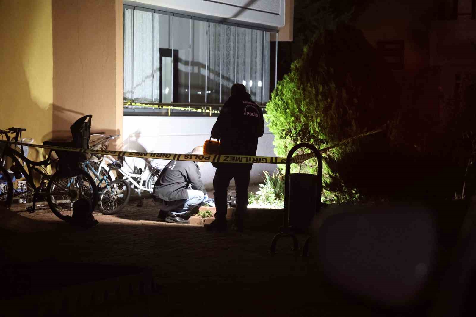 Kadın &ouml;ğretmen &ouml;zel ders vermeye gittiği site &ouml;n&uuml;nde kocası tarafından &ouml;ld&uuml;r&uuml;ld&uuml;
