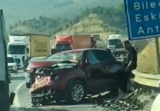 Bilecik&rsquo;te iki otomobil &ccedil;arpıştı: 3 yaralı
