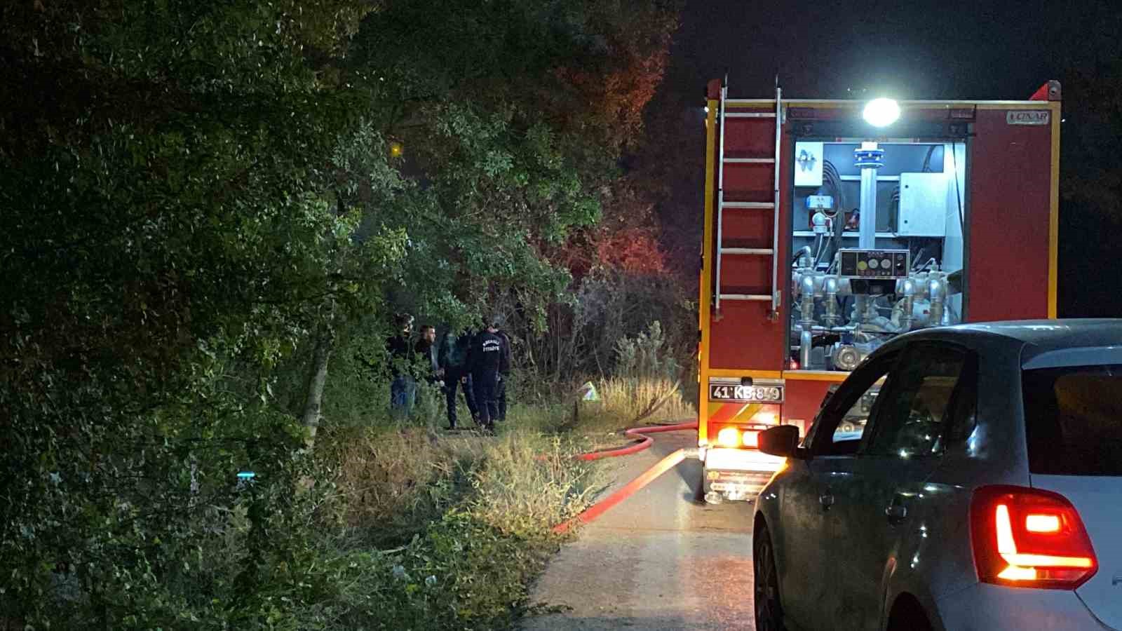 Takla atan otomobil alev alev yandı, pencereden çıkarak kurtuldular
