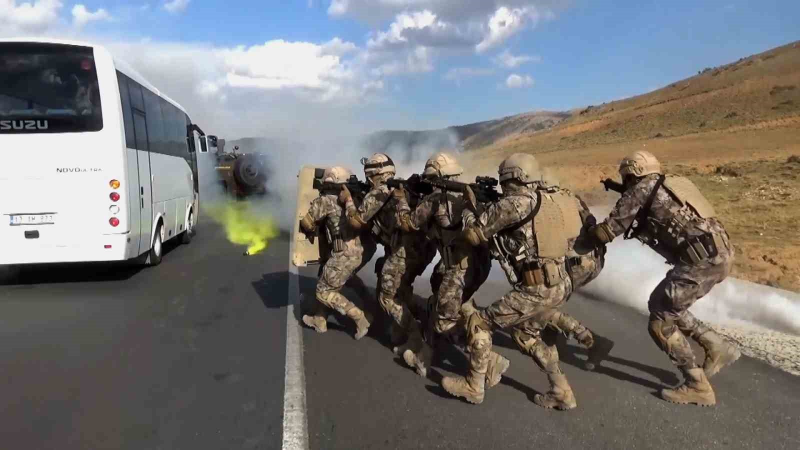 Özel Harekat polislerinden nefes kesen tatbikat