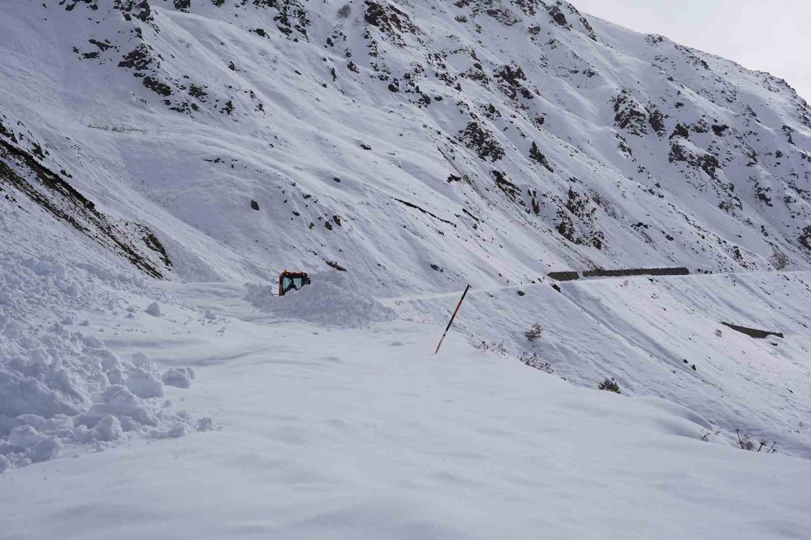 Ovit Dağı’nda ekiplerin zorlu kar mesaisi