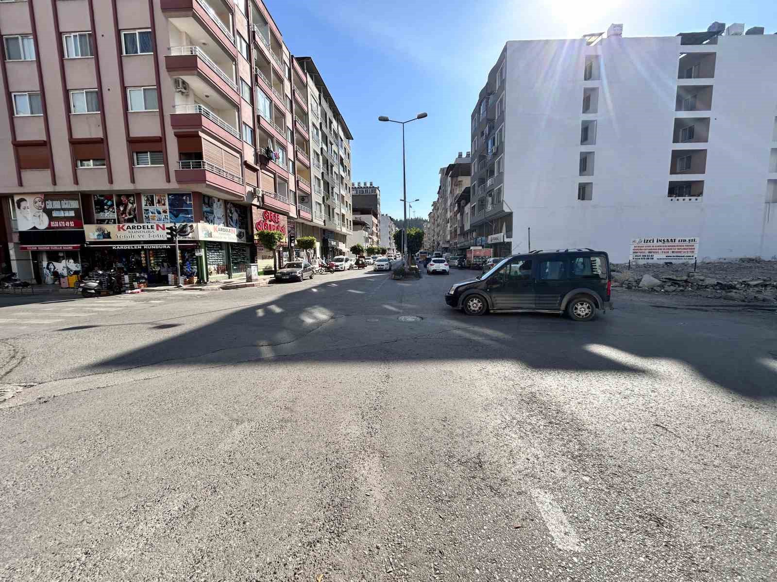 Akılalmaz olay: Trafikte tartıştığı 2 kişiyi aracıyla ezmeye çalıştı
