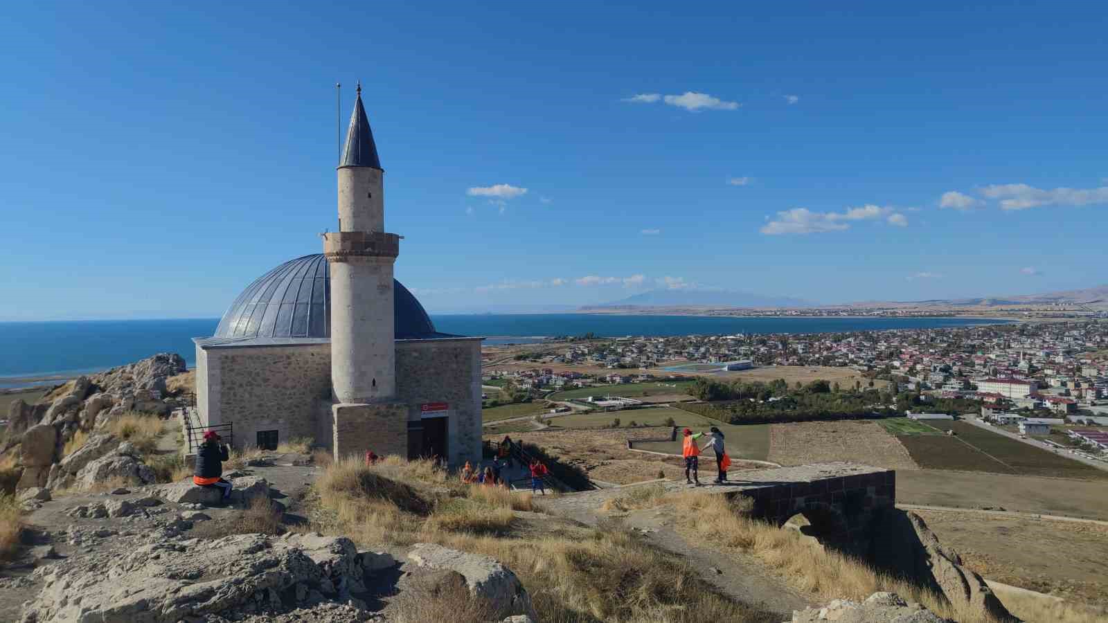 Cumhuriyet’in 101. yılını kutlamak için yola çıkan 101 kadın, Van’ın tarihi turistik yerlerini gezdi
