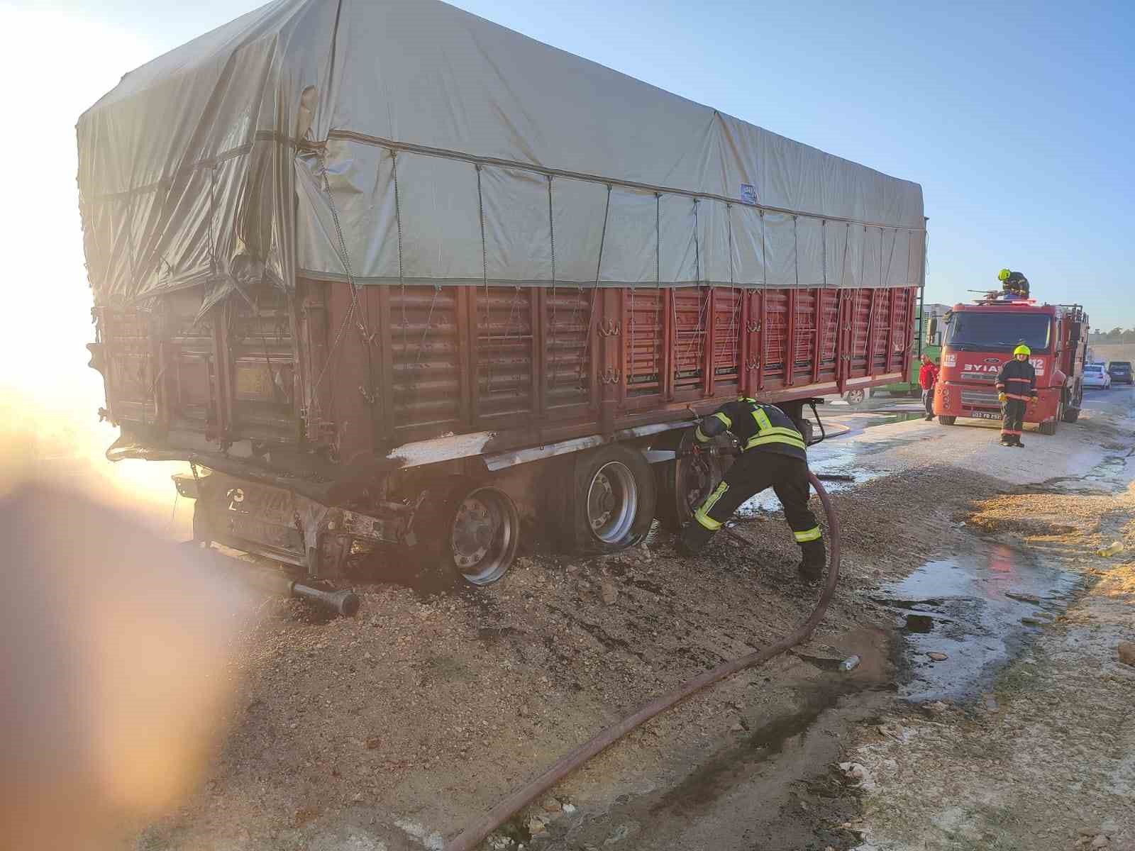 Tarsus’ta mısır yüklü tırda yangın
