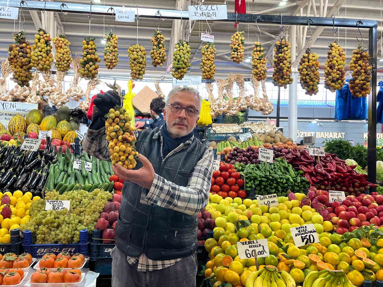 İki yılda bir yetişen, kararınca tüketilen ’vez meyvesi’ tezgahlarda yerini aldı 