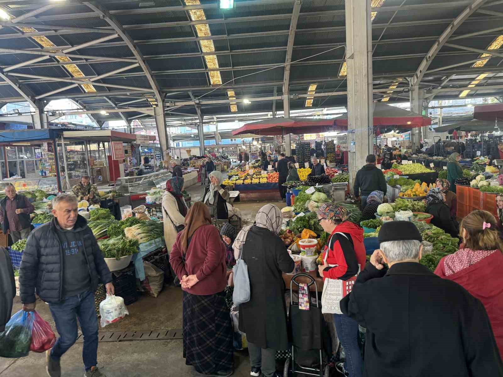 Halk pazarında alım gücü düştü
