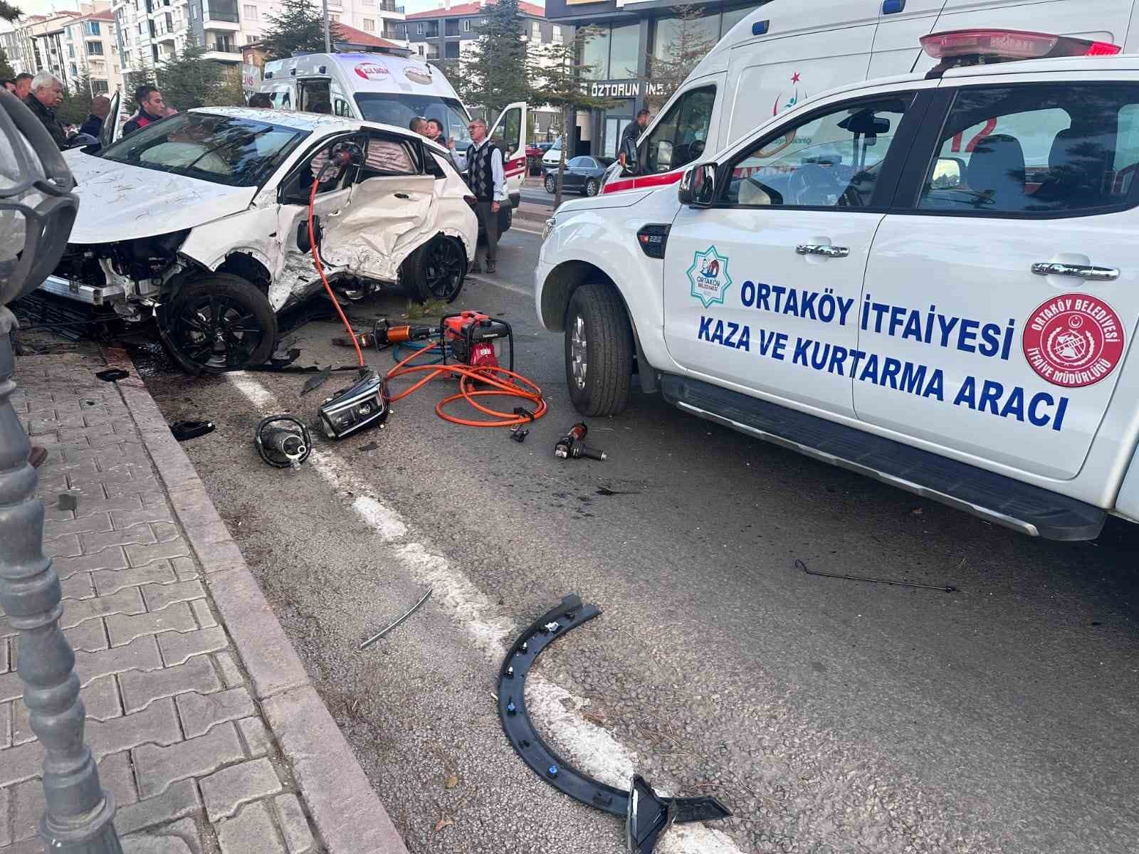 Otomobillerin çarpışması kameraya yansıdı, sürücü anne öldü
