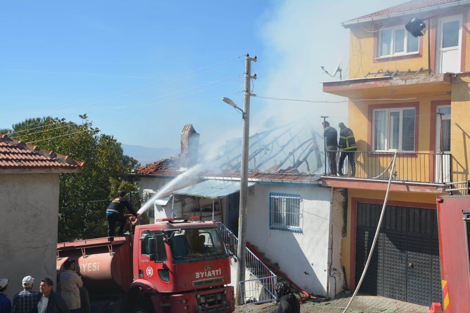 85 yaşındaki adam evinde çıkan yangında ölümden döndü
