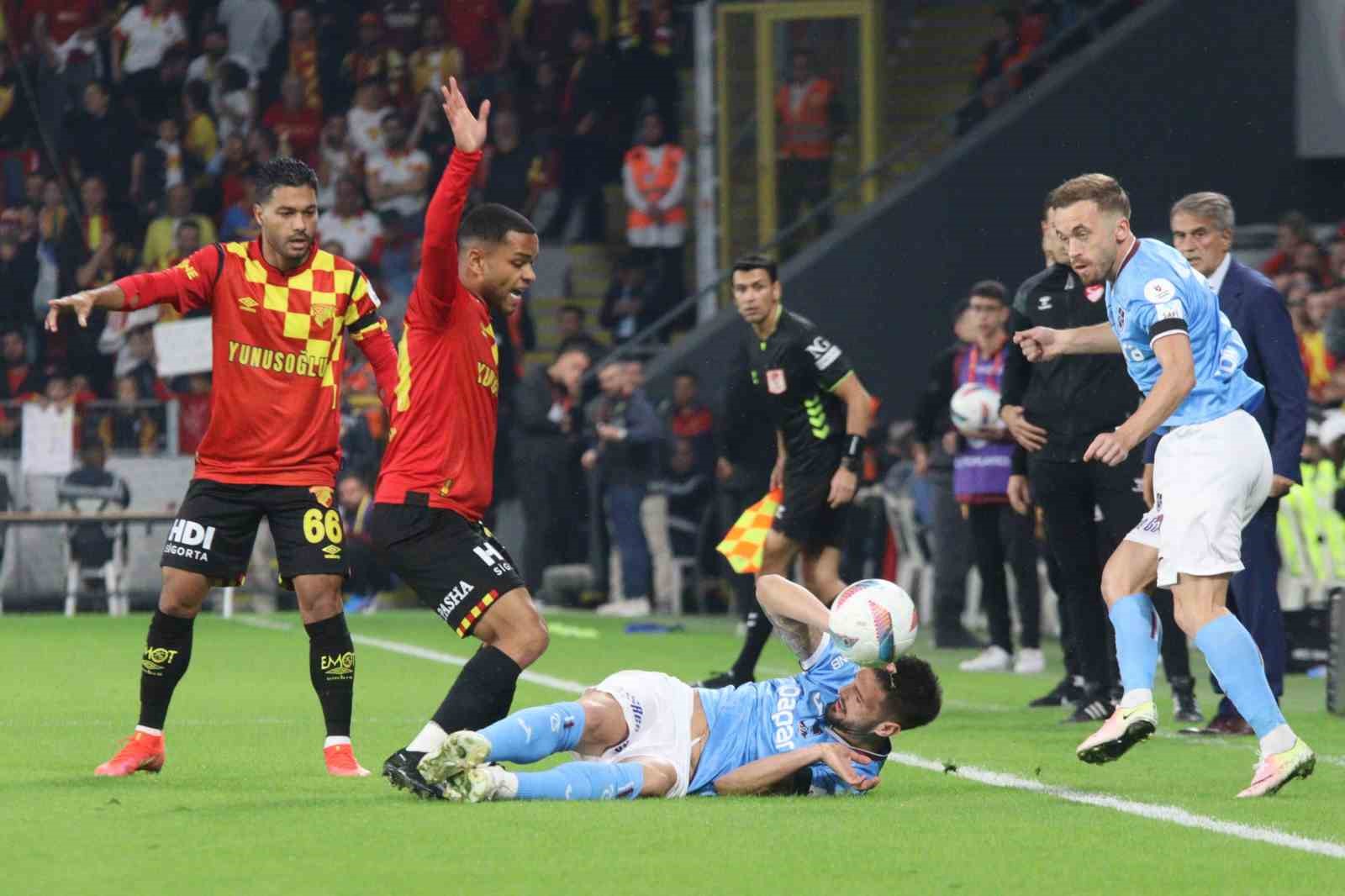 Trendyol Süper Lig: Göztepe: 0 - Trabzonspor: 0 (İlk yarı)