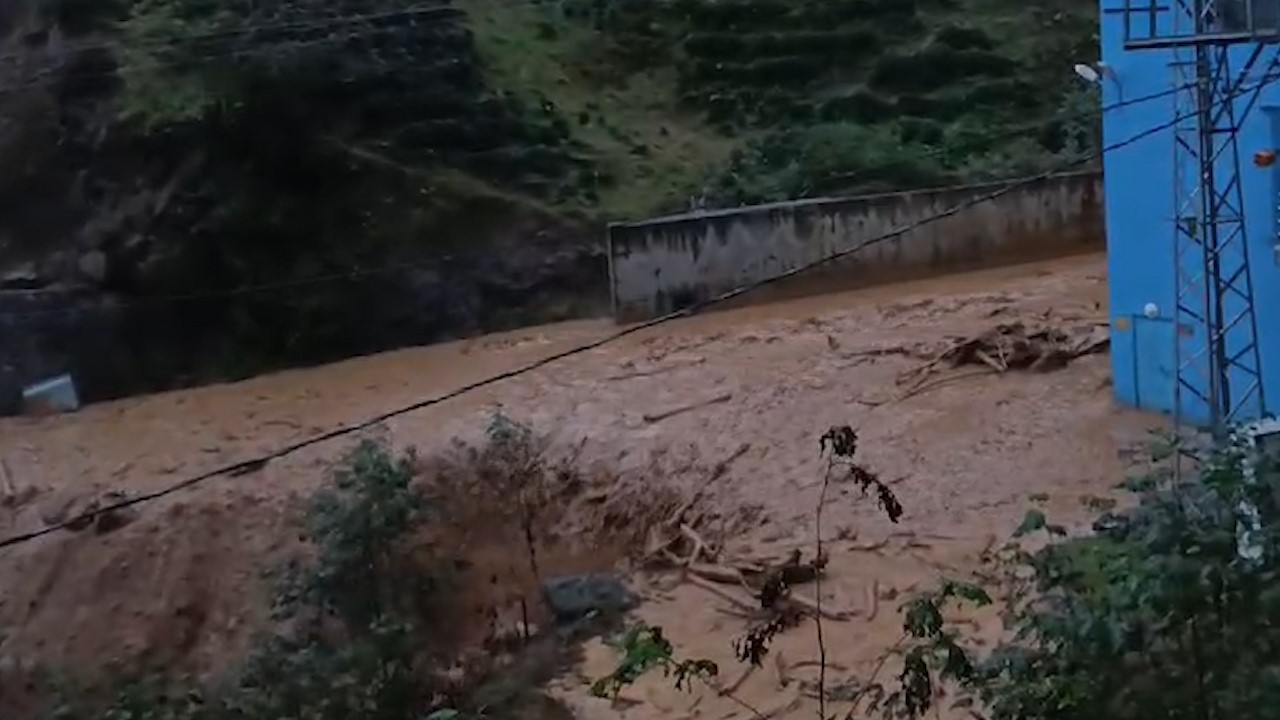 Rize’de heyelan nedeniyle mahalle yolları ulaşıma kapandı