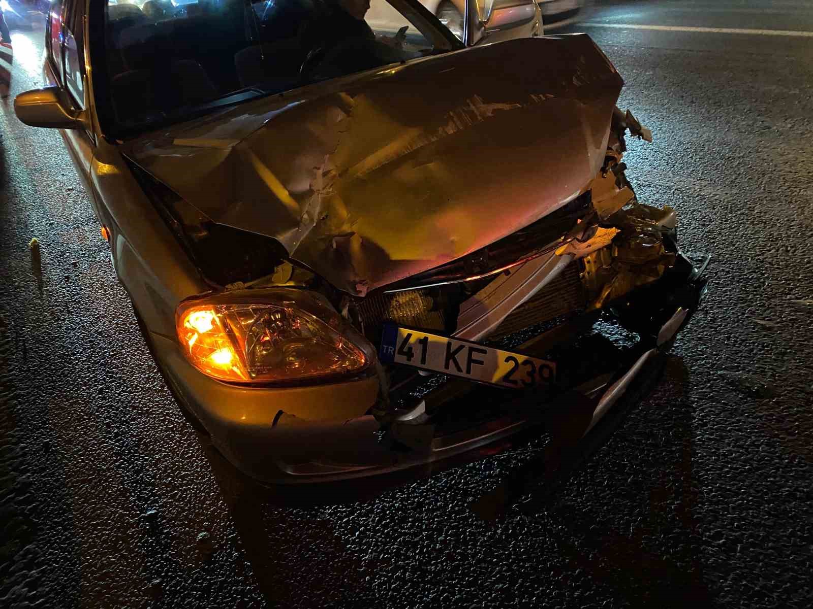 Önünde seyreden otomobile çarptı: 1’i çocuk 5 yaralı