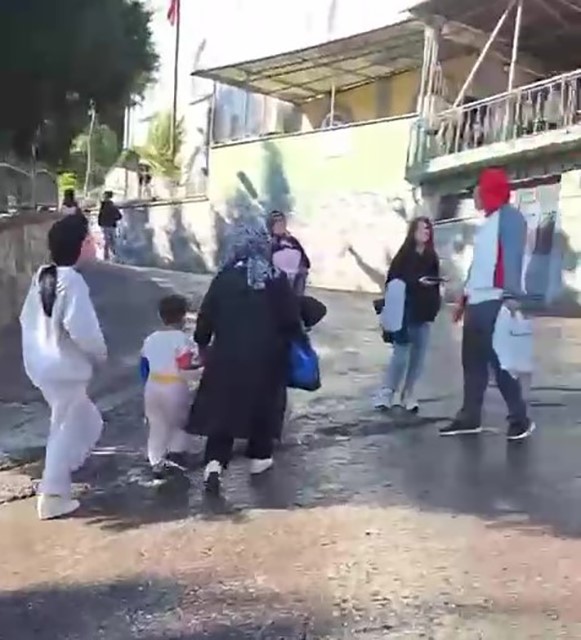 İ&ccedil;inde yolcuların olduğu &ouml;zel halk otob&uuml;s&uuml; duvara &ccedil;arptı
