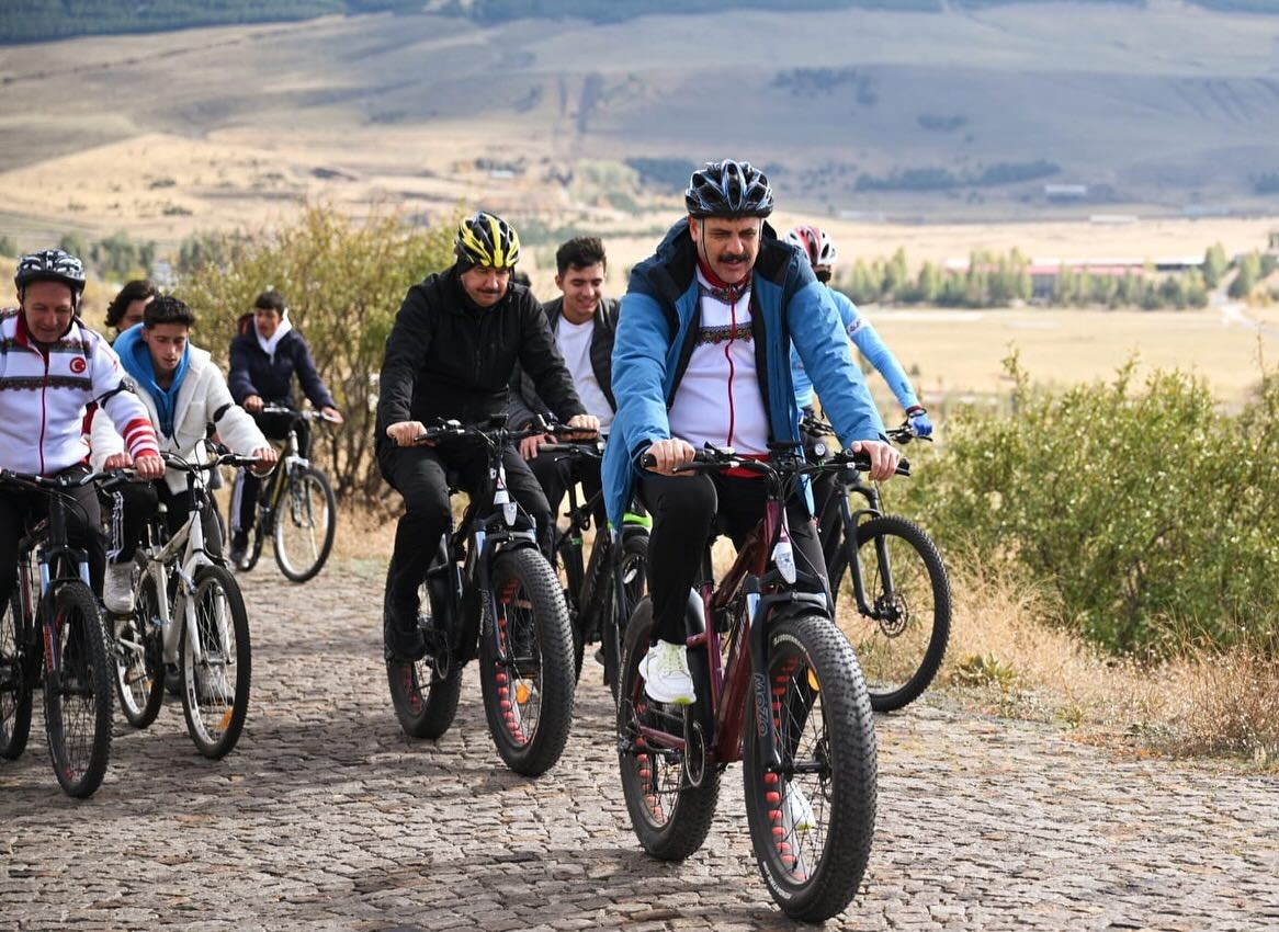 Vali &Ccedil;ift&ccedil;i gen&ccedil;lerle pedal &ccedil;evirdi
