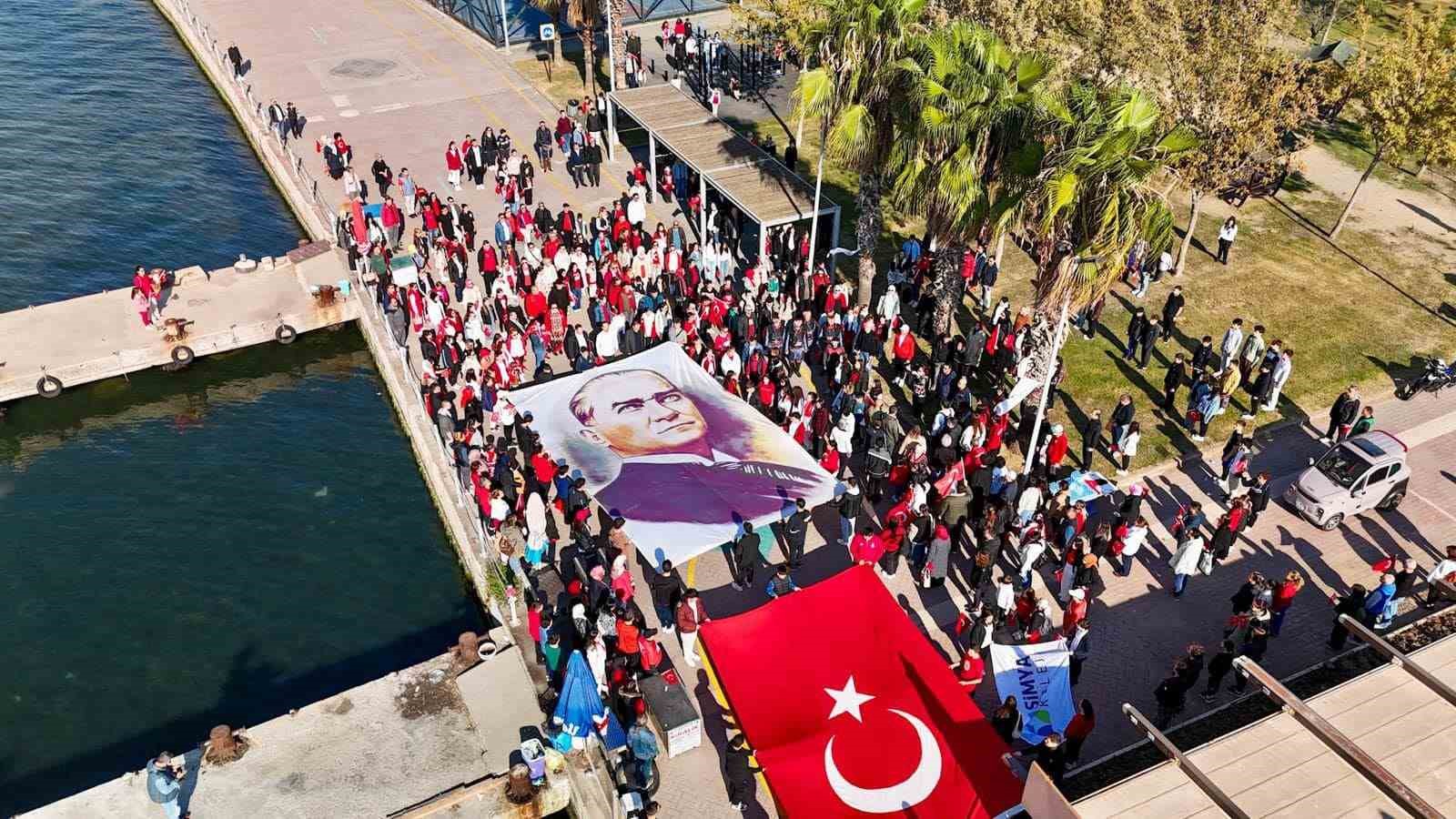 Körfezliler "Cumhuriyet" için yürüdü
