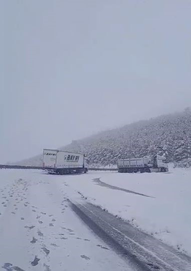 Kış erken geldi, tırlar yolda kaldı
