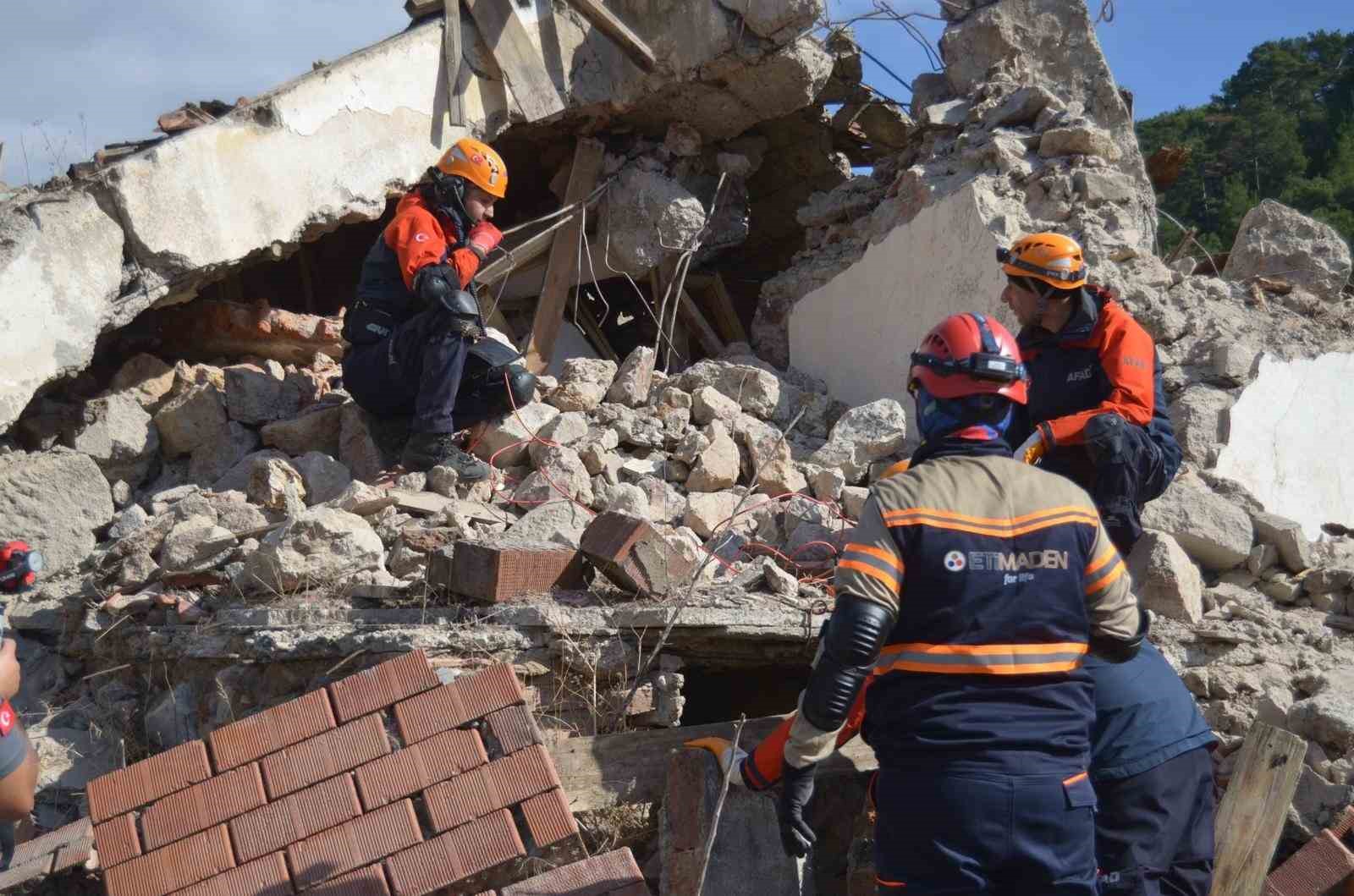 Balıkesir’de enkazda arama kurtarma tatbikatı gerçeğini aratmadı