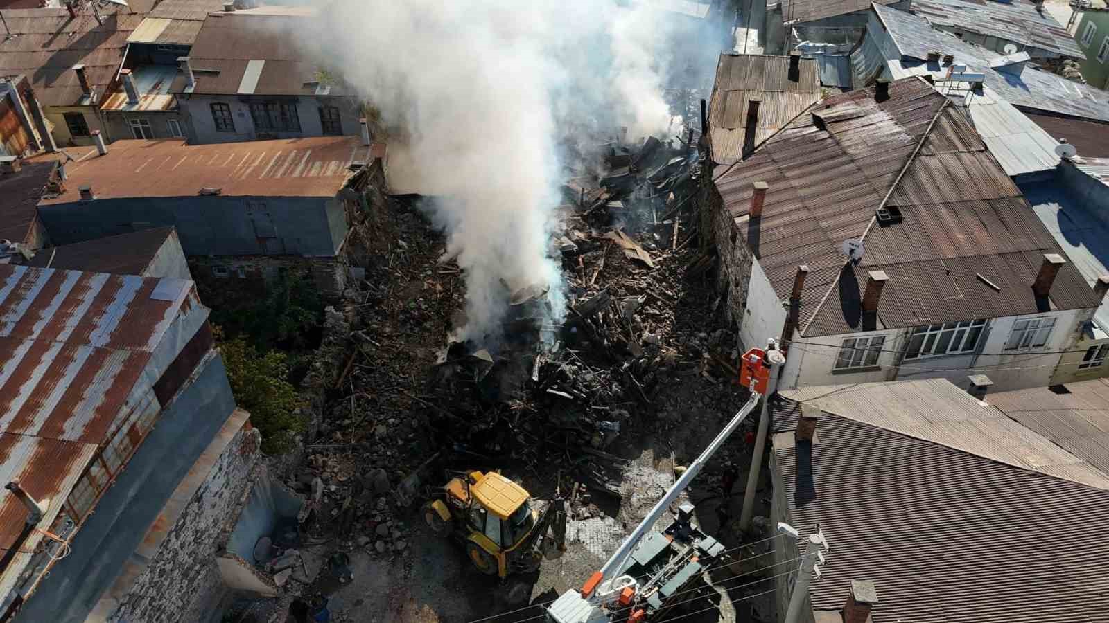 Konya’da 3 evin tamamen yandığı mahallede enkaz kaldırma işlemleri sürüyor