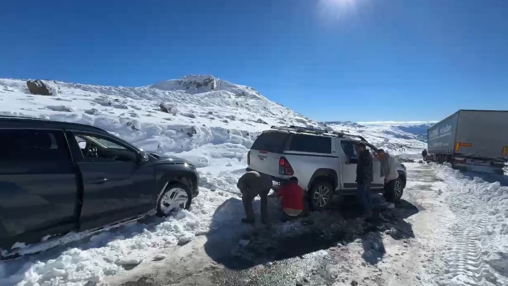 Artvin’de kar yağışı sürücülere zor anlar yaşattı
