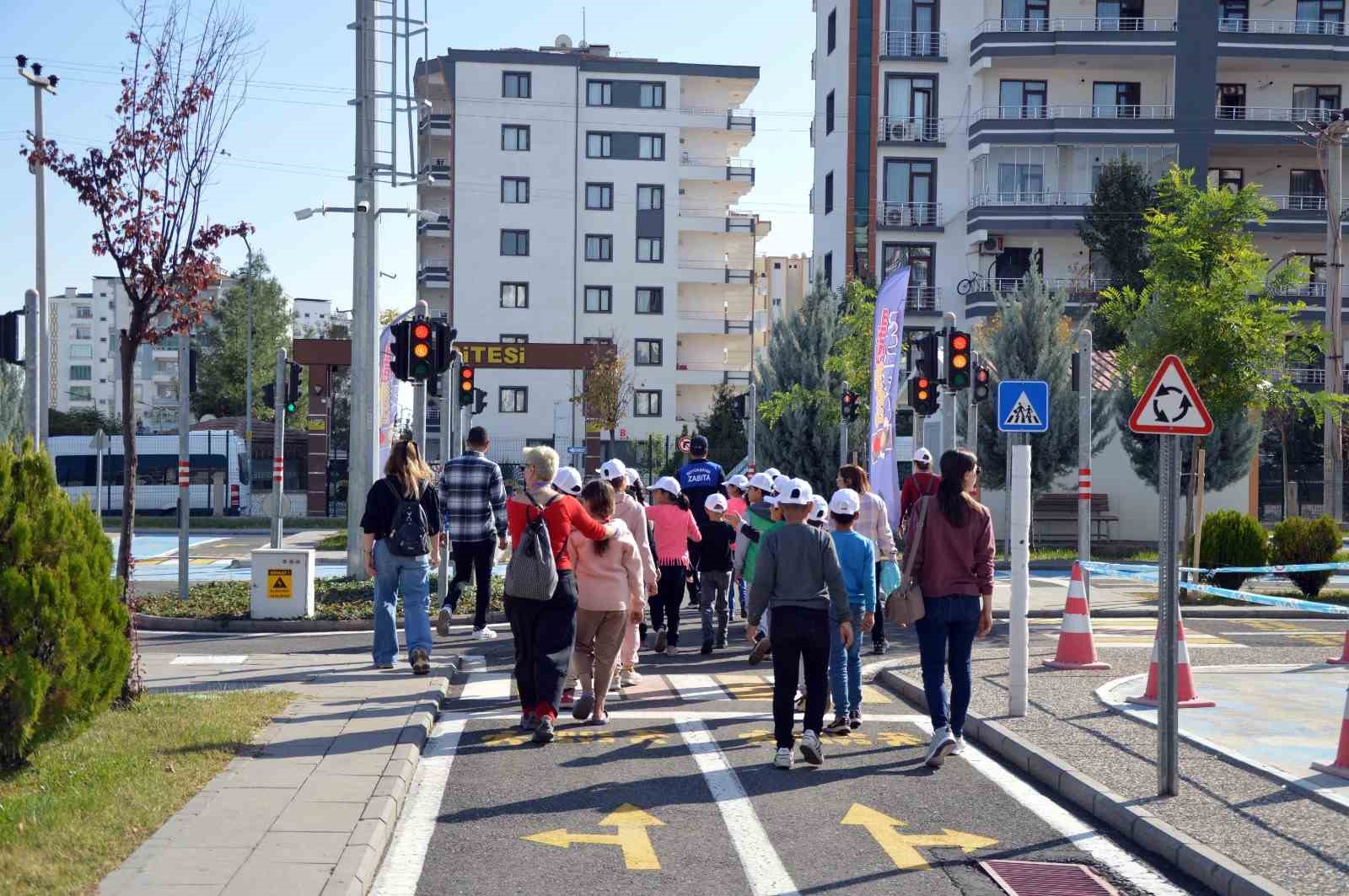 Diyarbakır’da çocuklar için trafik ve itfaiye güvenliği eğitimi düzenlendi