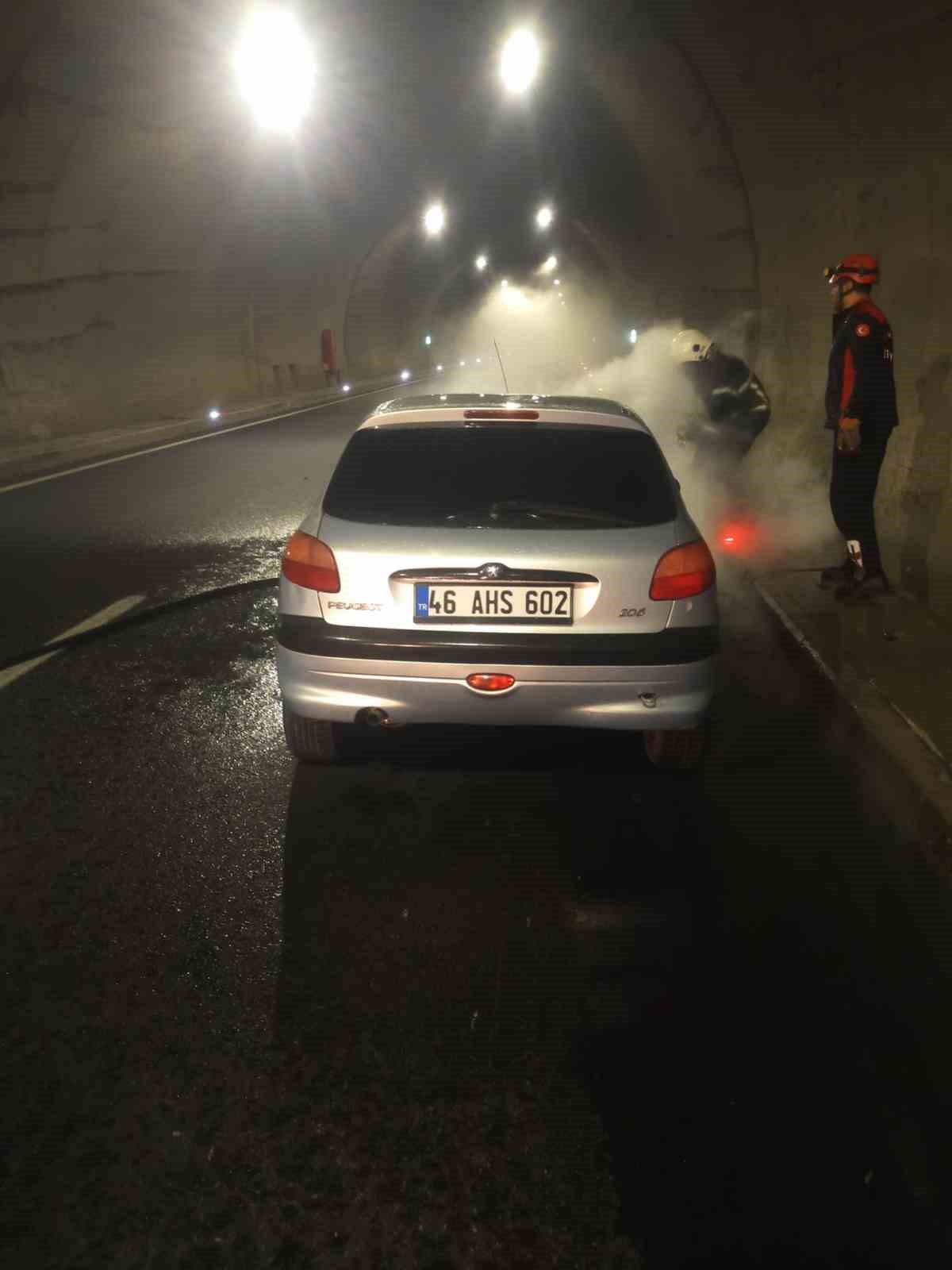 Kahramanmaraş’ta seyir halindeki otomobil yandı