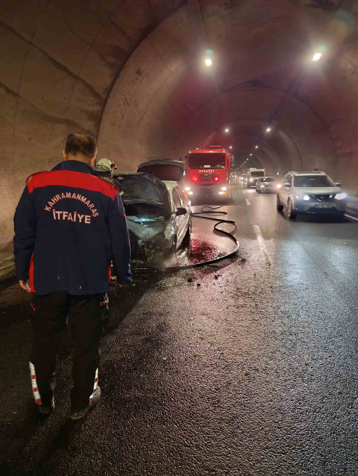 Kahramanmaraş’ta seyir halindeki otomobil yandı