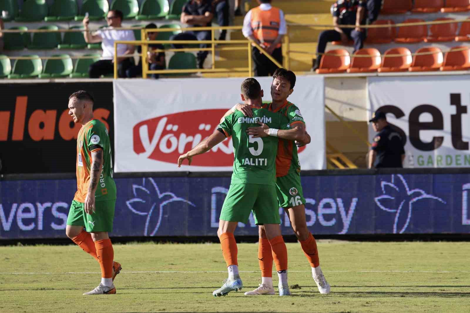 Trendyol Süper Lig: Alanyaspor: 1 - Antalyaspor: 0 (İlk yarı)