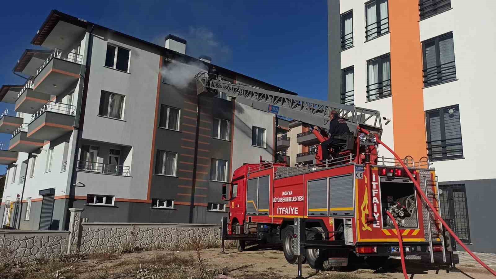 Konya’da apartmanda yangın paniği