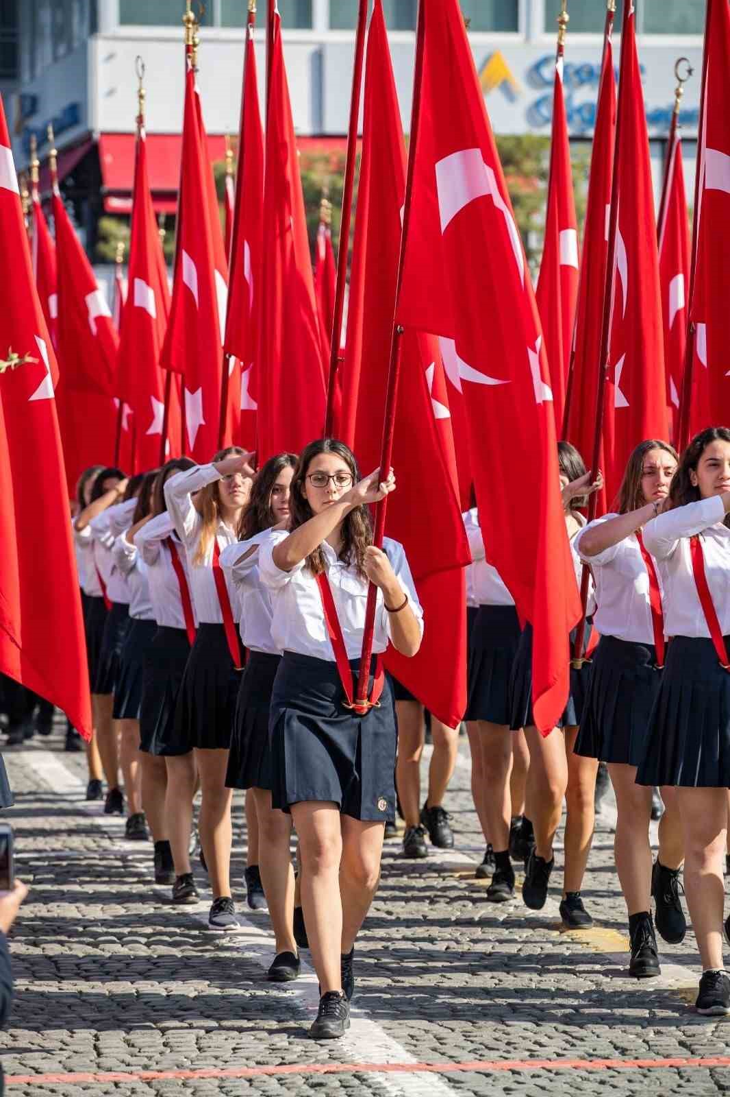 İzmir’de Cumhuriyet Bayramı, dev Türk bayraklı kortej, fener alayı ve törenlerle kutlanacak
