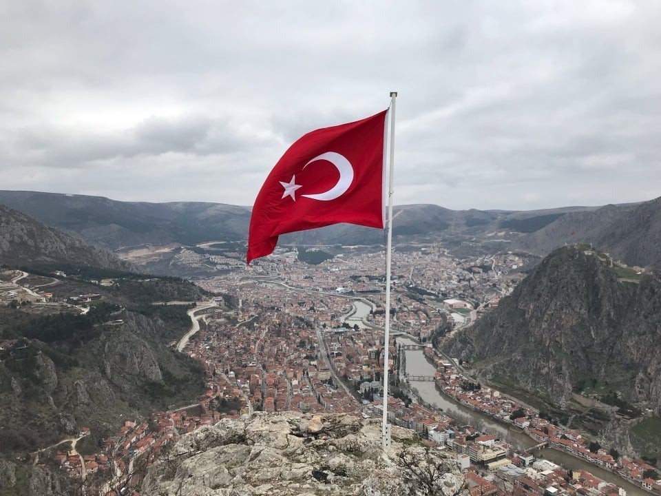 Vali Bakan’dan Amasya halkına ‘bayrak asın’ çağrısı: “Şer odaklarına vereceğimiz en güçlü cevap bu olacak”