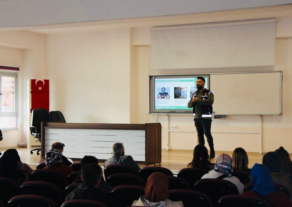 Bilecik&rsquo;te velilere narkotik polislerince seminer verildi

