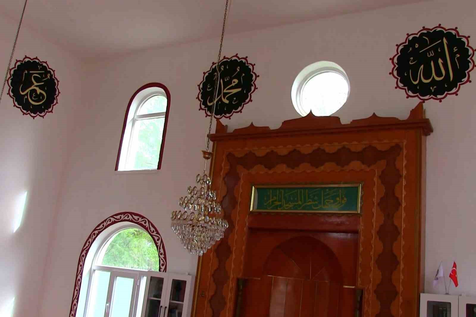 Genç imam nakkaşlıkla cami duvarlarını süslüyor
