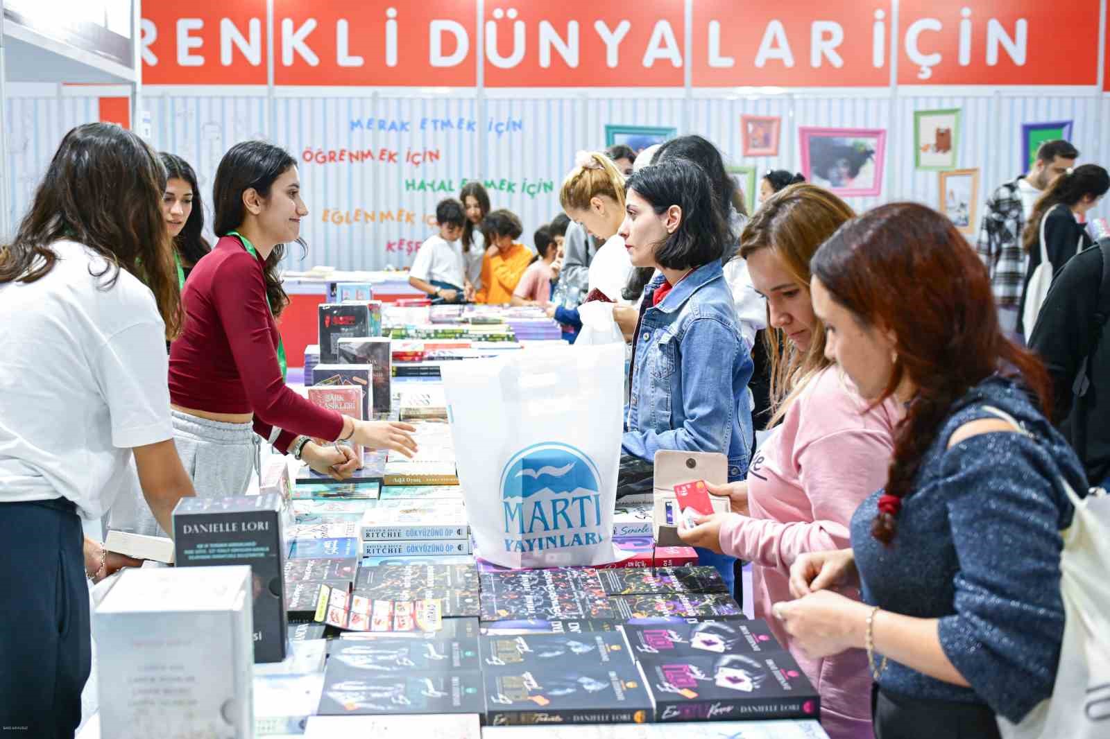 İZKİTAP’a ilk günden yoğun ilgi
