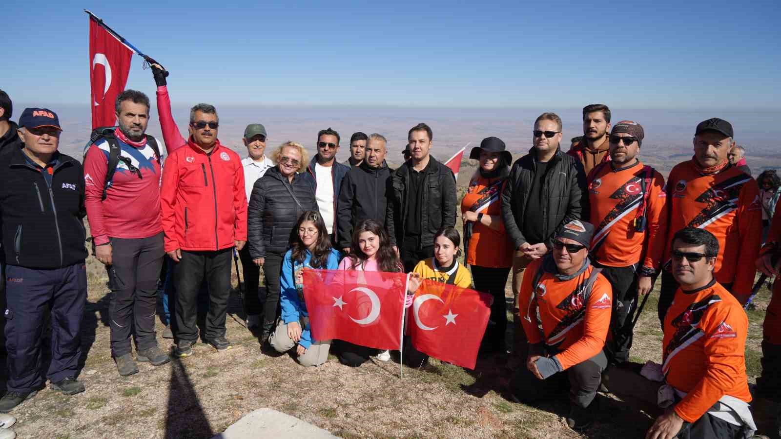 1744 rakımlı Dinek Dağı zirvesinde Cumhuriyet coşkusu
