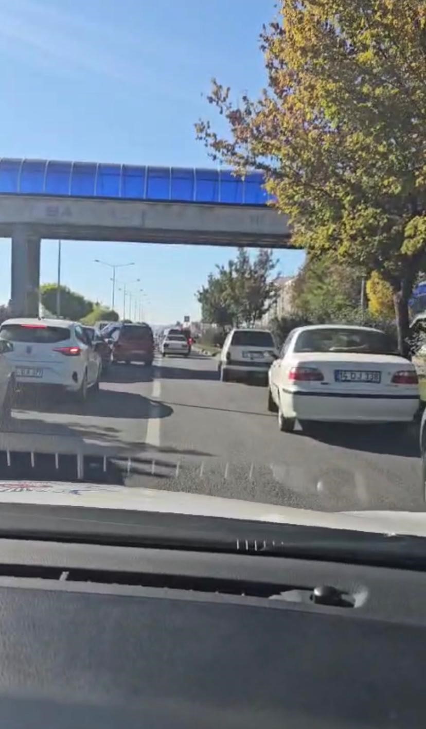 Kaza nedeniyle tıkanan yol, polis ekiplerine ’fermuar yöntemi’ ile açıldı